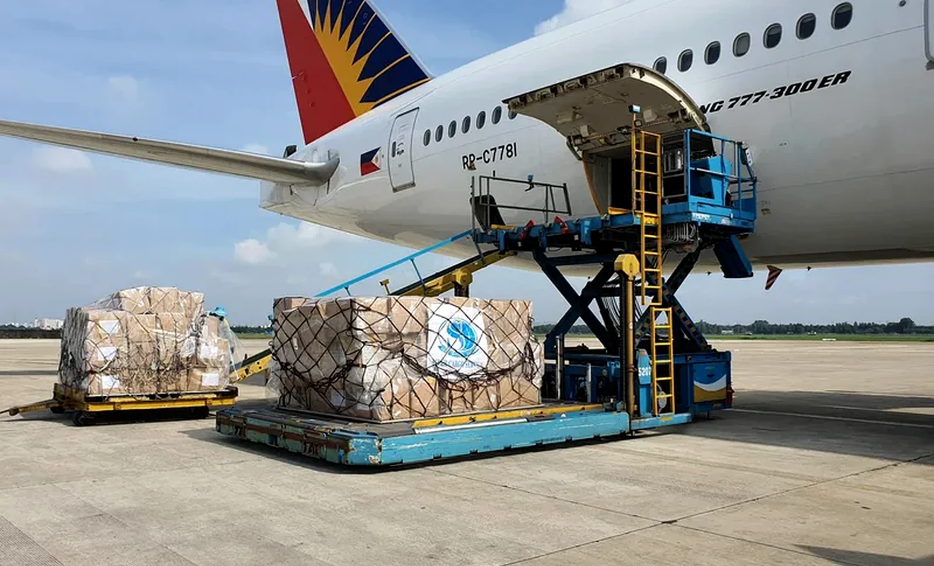 Pallet hàng được đặt trên bệ nâng để bàn giao vào khoang hàng máy bay
