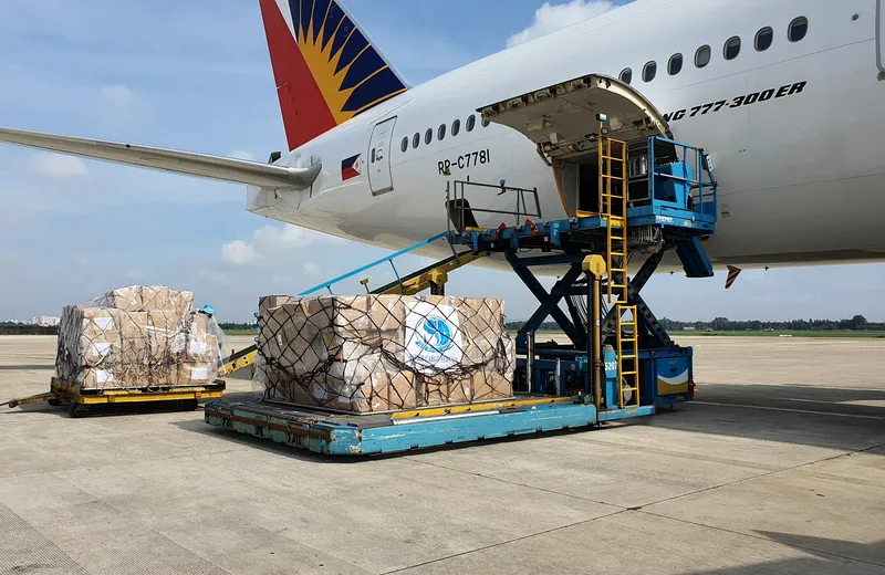 Pallet hàng được đặt trên bệ nâng để bàn giao vào khoang hàng máy bay