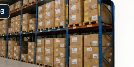 Kệ lưu kho với nhiều thùng carton đã dán nhãn